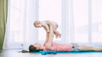 Повертаємося у форму після пологів разом з HUGGIES® та Юлією Черницькою: Тренування 1